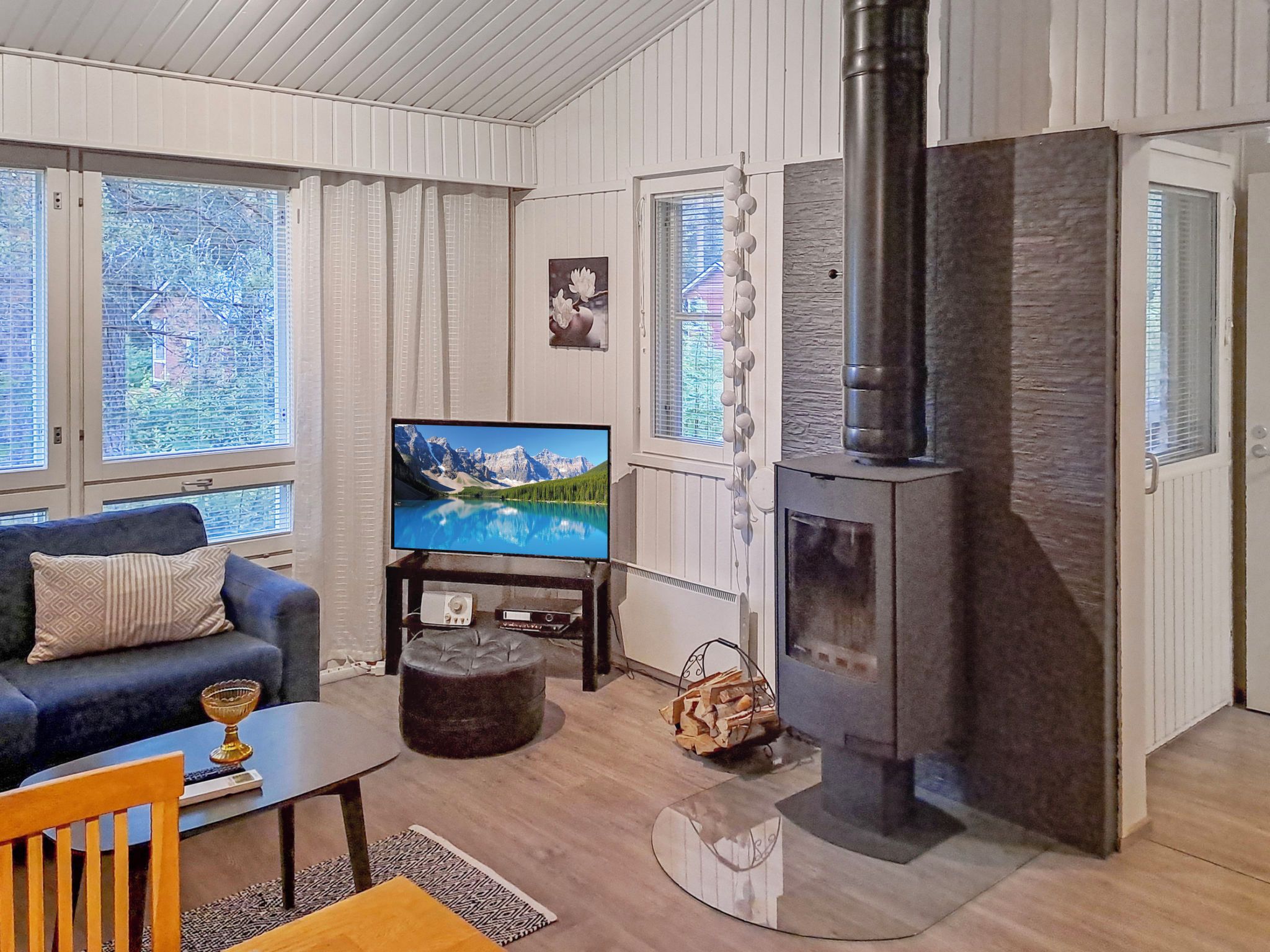 Un salon avec une télévision, une cheminée et un canapé.