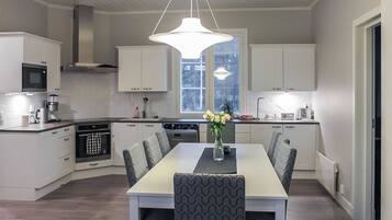 Refrigerador, microondas, lavavajillas, utensilios de cocina