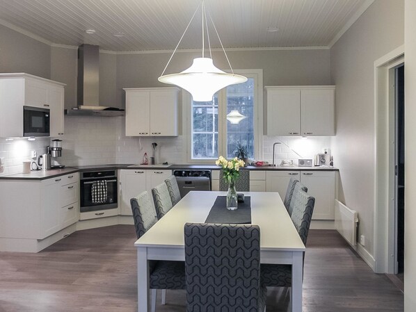 Refrigerador, microondas, lavavajillas, utensilios de cocina