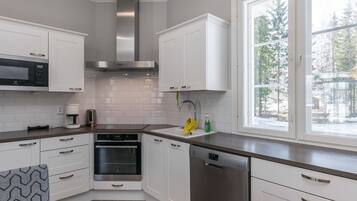 Refrigerador, microondas, lavavajillas, utensilios de cocina