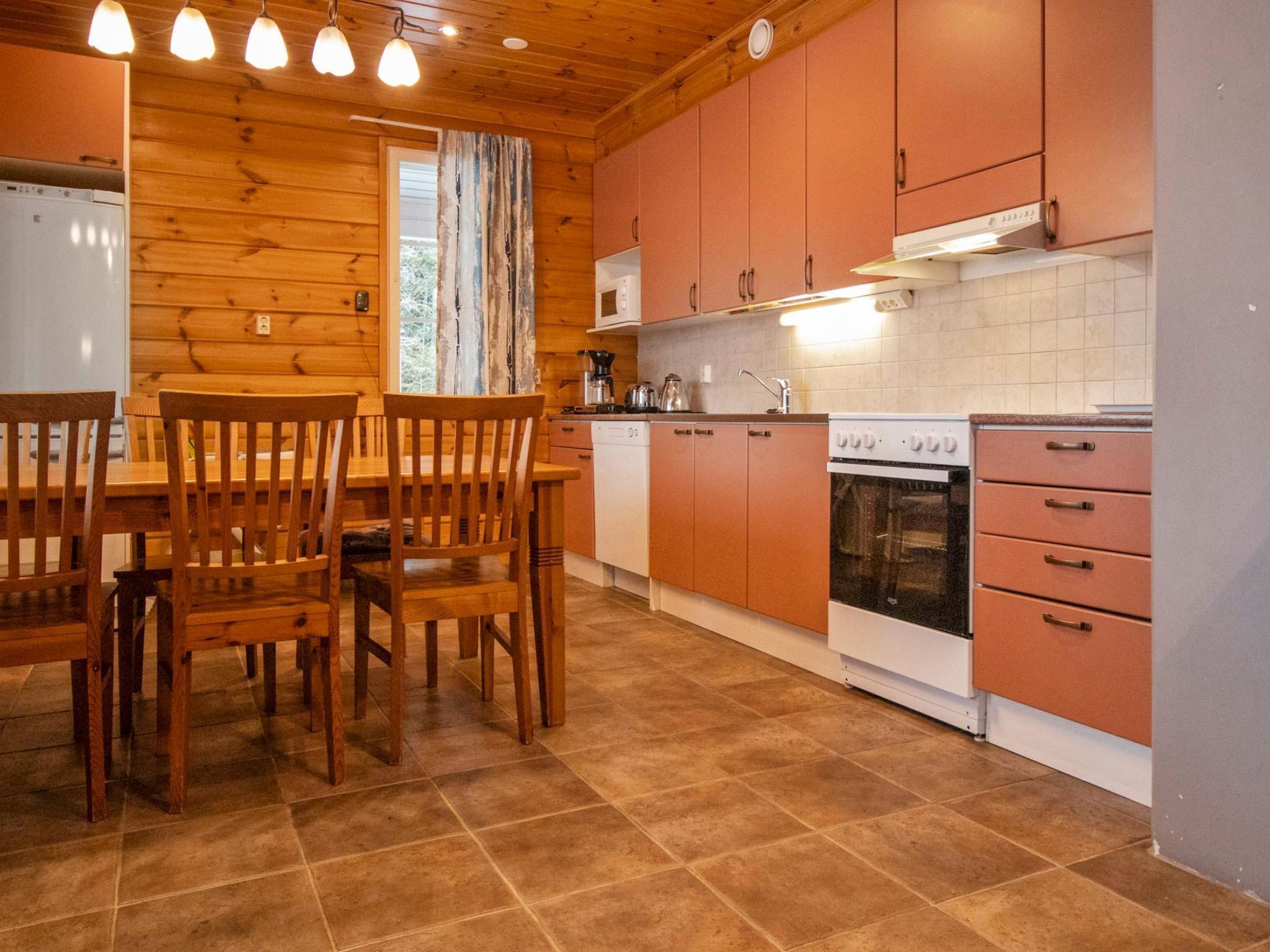 Refrigerador, microondas, lavavajillas y utensilios de cocina 