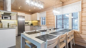 Una cocina moderna con una isla central, electrodomésticos de acero inoxidable y armarios de madera.