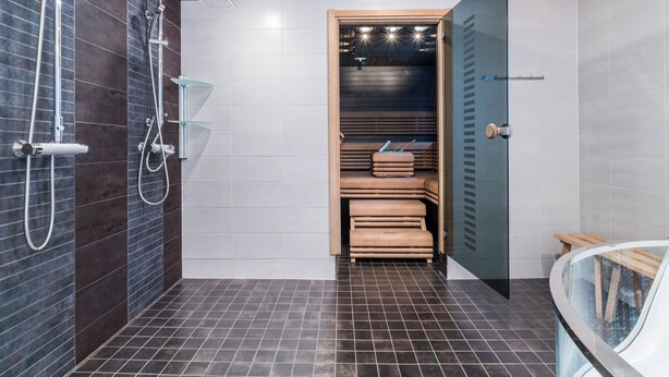 Un baño moderno con ducha, inodoro y lavabo.