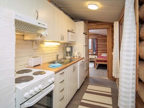 Kylskåp, mikrovågsugn, diskmaskin och grytor/köksredskap