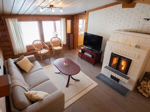 Tv, dvd-spelare och bordsfotboll