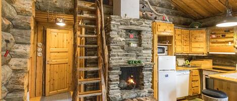 Fridge, microwave, dishwasher, cookware/dishes/utensils