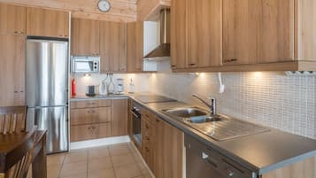Fridge, microwave, dishwasher, cookware/dishes/utensils