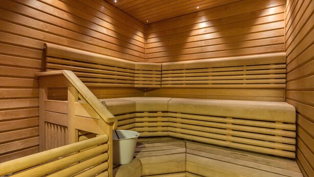 A sauna with wooden benches and a metal bucket. - Ylläksen rinnemäki b by Interhome (Ylläsjärvi)