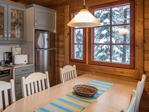 Kühlschrank, Mikrowelle, Geschirrspüler, Hochstuhl