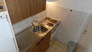 Kühlschrank, Kochgeschirr/Geschirr/Besteck, Esstisch