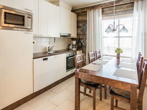 Fridge, microwave, dishwasher, cookware/dishes/utensils