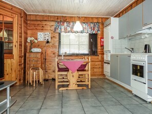 Kylskåp, mikrovågsugn, diskmaskin och grytor/köksredskap