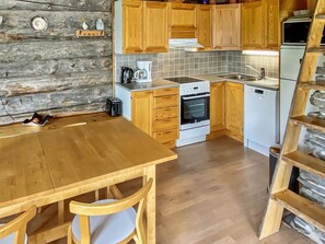 Kühlschrank, Mikrowelle, Geschirrspüler, Kochgeschirr/Geschirr/Besteck