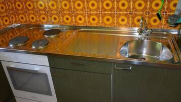 Fridge, cookware/dishes/utensils