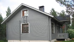 A single-story house with a gabled roof, a front porch, and a chimney. - Mäntyaho by Interhome (Posio)