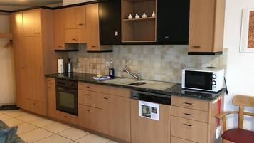 Refrigerador, lavavajillas y utensilios de cocina