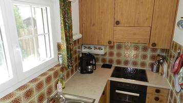 Kühlschrank, Ofen, Geschirrspüler, Kochgeschirr/Geschirr/Besteck