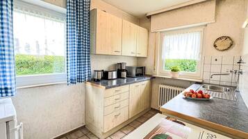 Kühlschrank, Mikrowelle, Ofen, Geschirrspüler