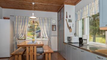 Fridge, microwave, dishwasher, cookware/dishes/utensils