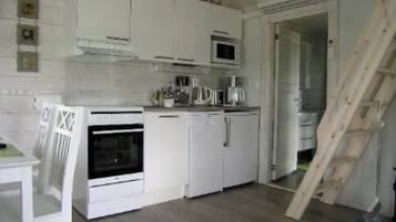 KĂŒhlschrank, Mikrowelle, GeschirrspĂŒler, Kochgeschirr/Geschirr/Besteck