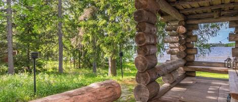 Un pontile di legno con vista su un lago, circondato da alberi.