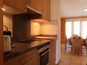 Kylskåp, ugn, diskmaskin och grytor/köksredskap