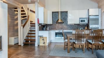 Fridge, microwave, dishwasher, cookware/dishes/utensils