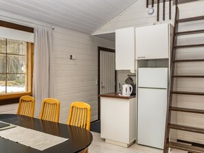 Kühlschrank, Mikrowelle, Geschirrspüler, Kochgeschirr/Geschirr/Besteck