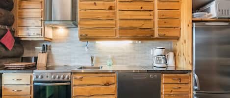 Jääkaappi, mikroaaltouuni, astianpesukone, syöttötuoli