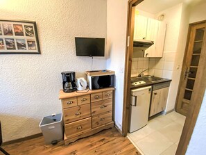 Kühlschrank, Mikrowelle, Hochstuhl, Kochgeschirr/Geschirr/Besteck