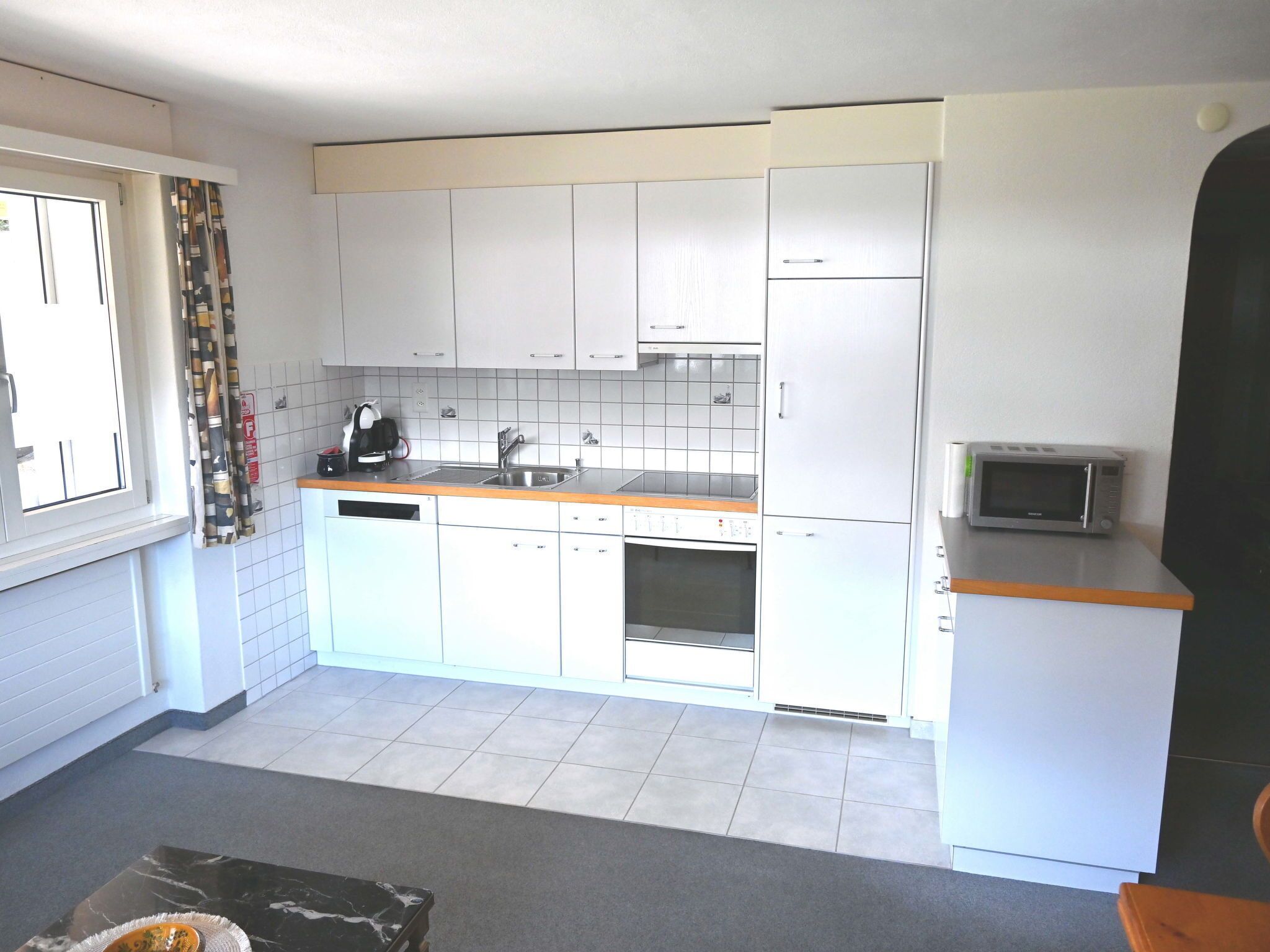 Kühlschrank, Geschirrspüler, Kochgeschirr/Geschirr/Besteck