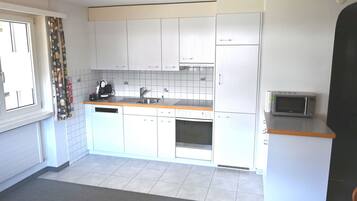 Kühlschrank, Geschirrspüler, Kochgeschirr/Geschirr/Besteck