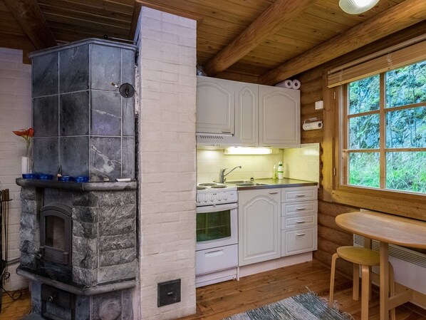 Een koelkast, een microgolfoven, kookgerei, borden en bestek