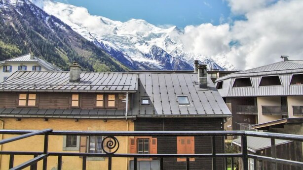 A mountain view with snow-capped peaks and a clear sky. - Le Savoisien by Interhome (Chamonix)