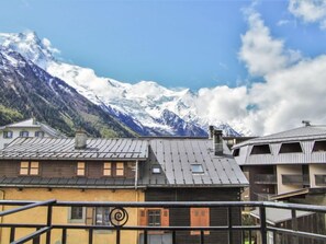 A mountain view with snow-capped peaks and a clear sky. - Le Savoisien by Interhome (Chamonix)