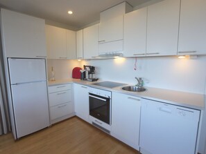 Jääkaappi, mikroaaltouuni, astianpesukone