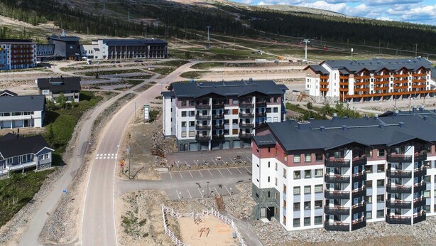 Un hôtel moderne à plusieurs étages, doté d’un parking et situé dans un cadre montagneux.