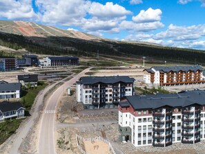 Un hôtel moderne à plusieurs étages, doté d’un parking et situé dans un cadre montagneux.
