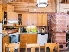 Een koelkast, een microgolfoven, een vaatwasser