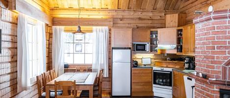 Køleskab, mikrobølgeovn, opvaskemaskine, køkkentøj/tallerkener/redskaber