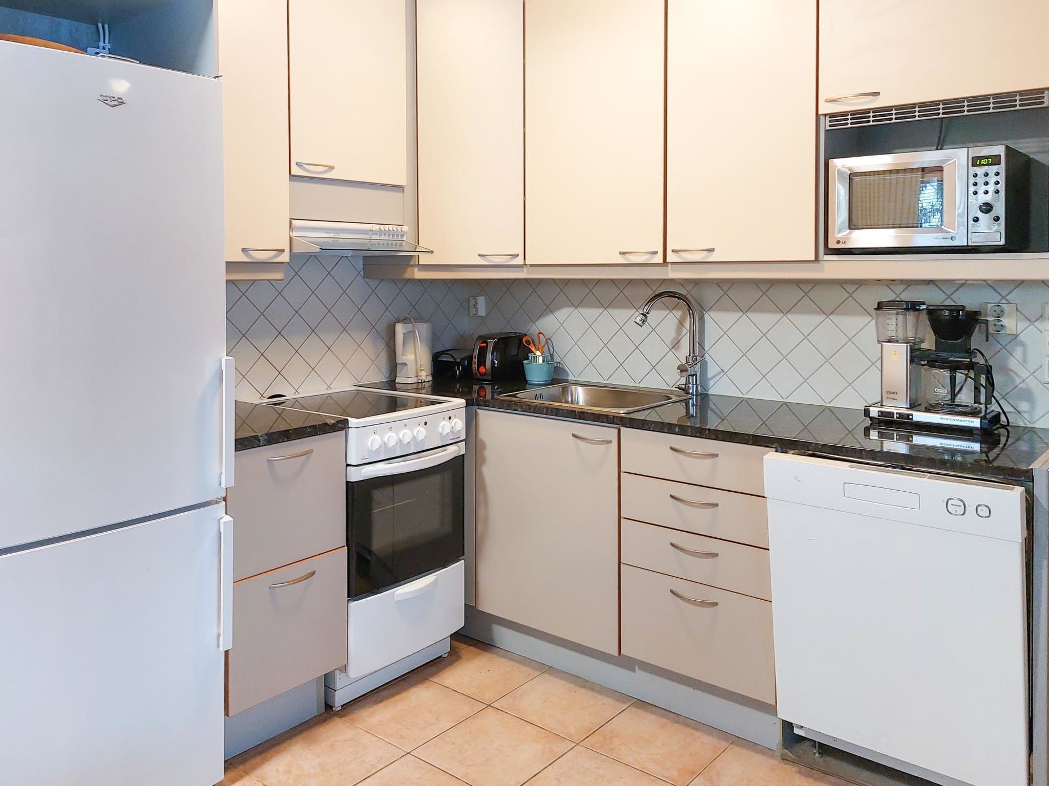 Refrigerador, microondas, lavavajillas y utensilios de cocina 