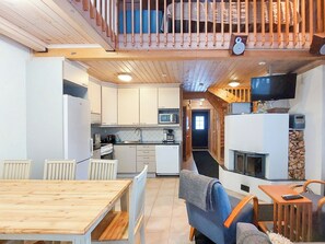 Een moderne keuken met witte kasten, een magnetron en een inbouwoven.