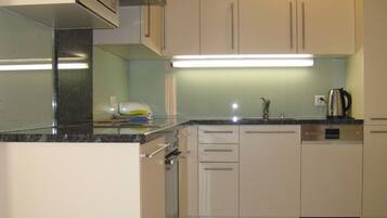 Kühlschrank, Geschirrspüler, Kochgeschirr/Geschirr/Besteck