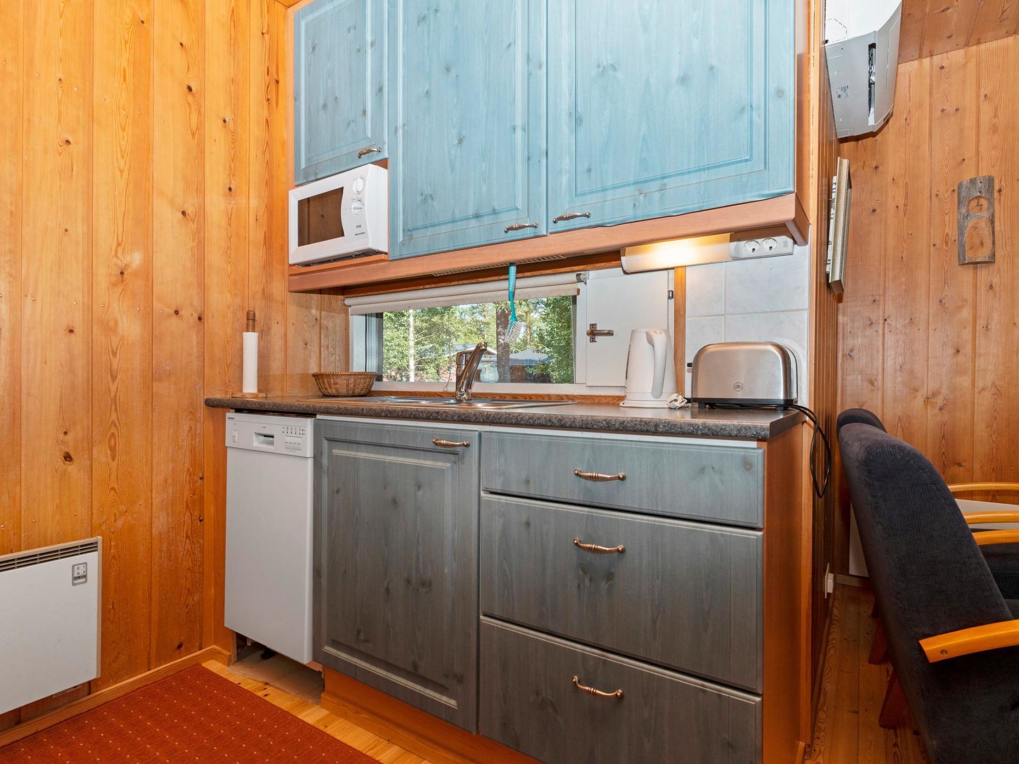 Fridge, microwave, dishwasher, cookware/dishes/utensils