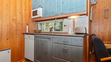 Kühlschrank, Mikrowelle, Geschirrspüler, Kochgeschirr/Geschirr/Besteck