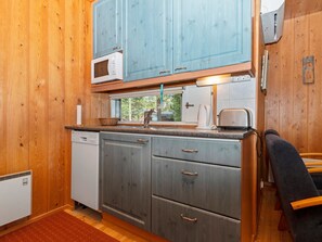 Køleskab, mikrobølgeovn, opvaskemaskine, køkkentøj/tallerkener/redskaber