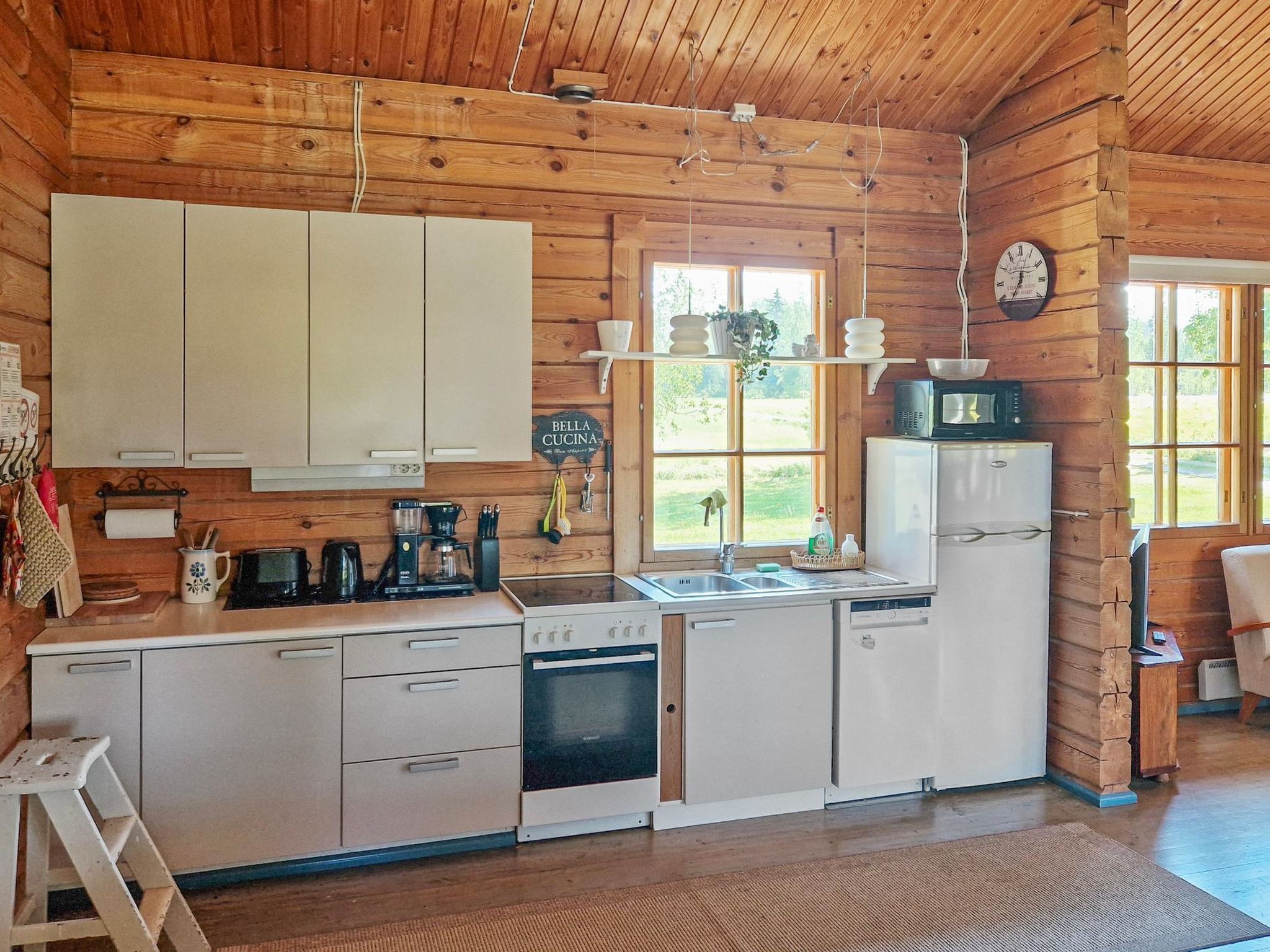 Een koelkast, een microgolfoven, een vaatwasser