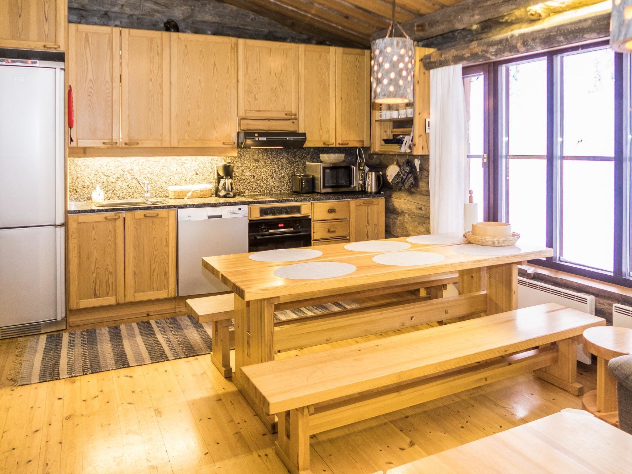 Jääkaappi, mikroaaltouuni, astianpesukone, syöttötuoli