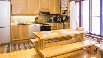 Jääkaappi, mikroaaltouuni, astianpesukone, syöttötuoli