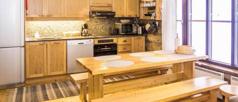 Refrigerador, microondas, lavavajillas, silla alta para bebés